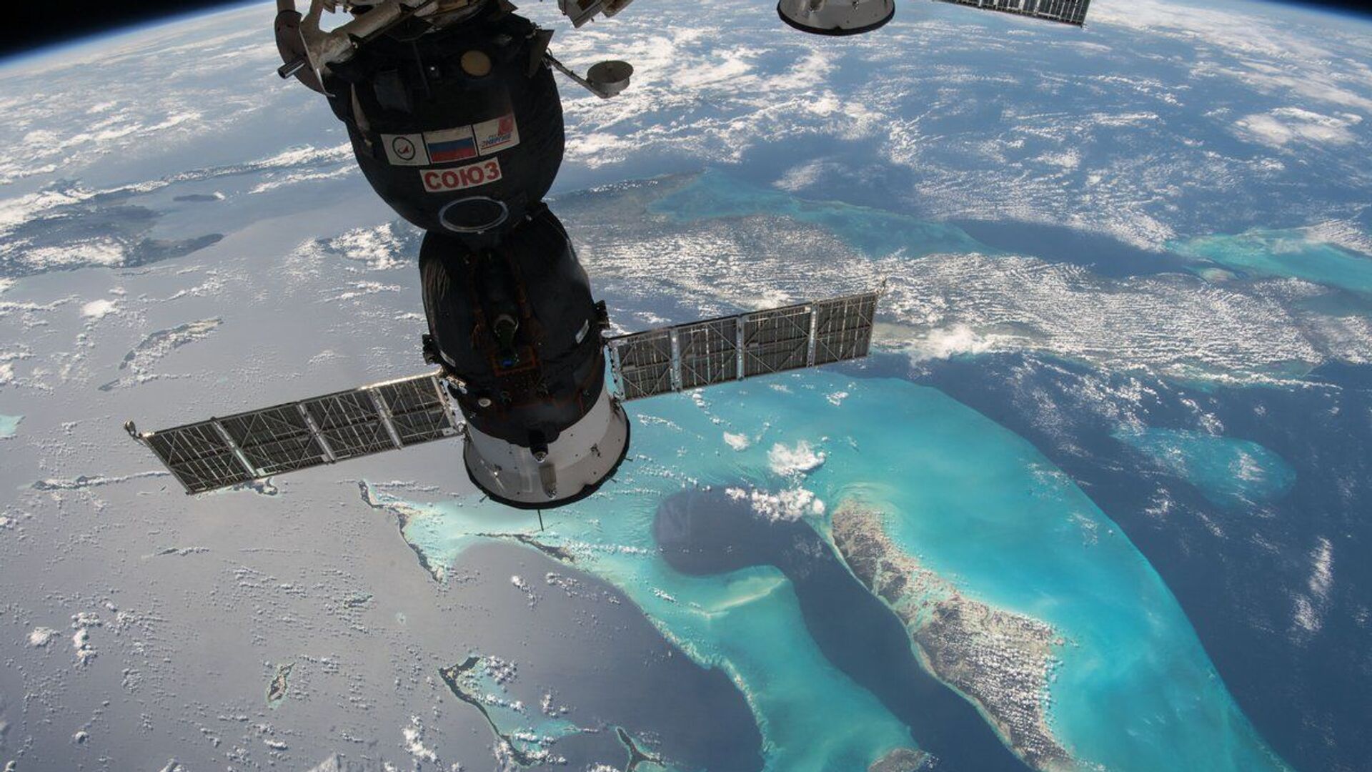 مشهد من محطة الفضاء الدولية يطل على المركبة الفضائية الروسية سويوز - سبوتنيك عربي, 1920, 26.11.2021