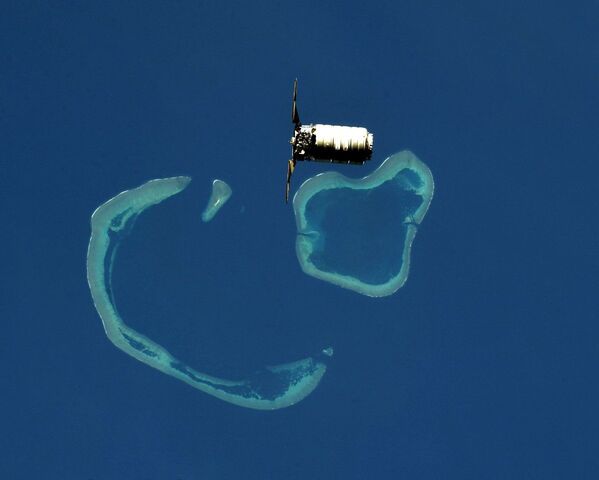 المركبة الفضائية سيغنوس، التي تقترب من محطة الفضاء الدولية، تحلق فوق الجزر المرجانية في إندونيسيا - سبوتنيك عربي