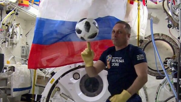 رائد فضاء روس كوسموس الروسي أنطون شكابليروف يستعد لبطولة كأس العالم لكرة القدم في روسيا 2018 - سبوتنيك عربي