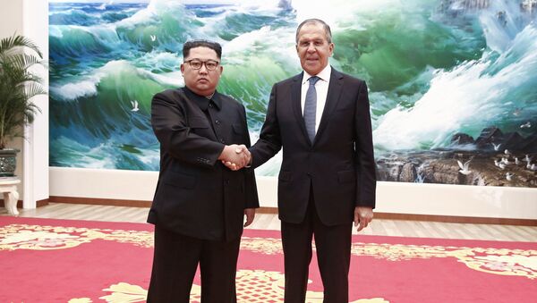 وزير الخارجية الروسي سيرغي لافروف، أثناء زيارته إلى بيونغ يانغ، مع زعيم كوريا الشمالية كيم جونغ أون، 1 يونيو/ حزيران 2018 - سبوتنيك عربي