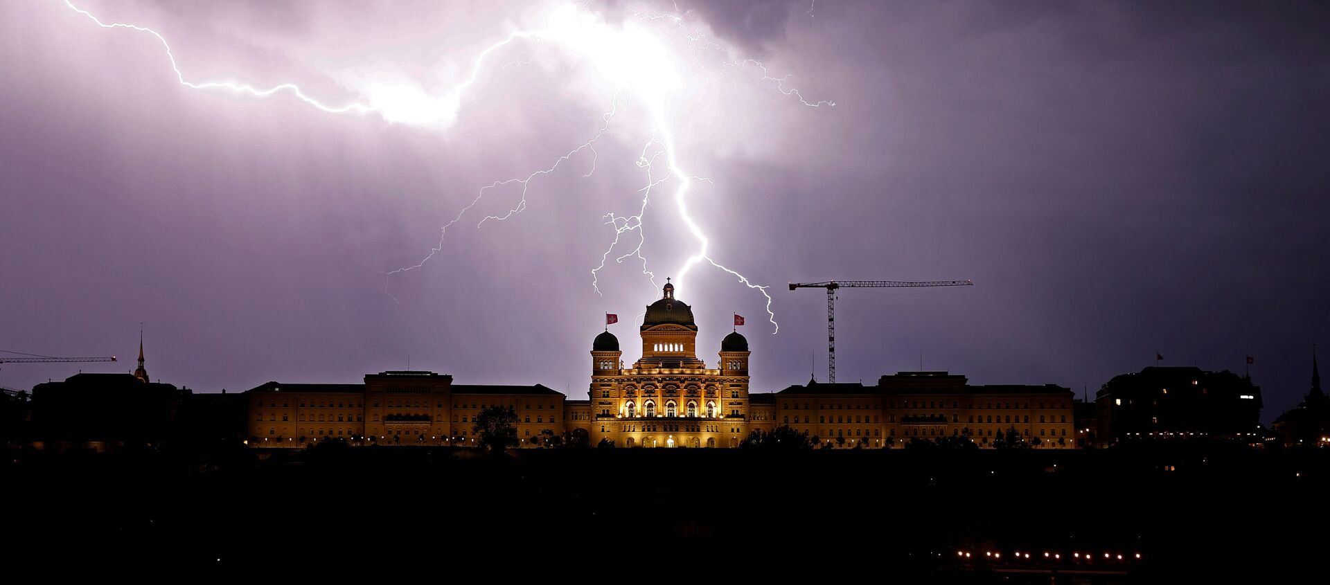 البرق ينير السماء فوق القصر الاتحادي السويسري (Bundeshaus) في برن، سويسرا 27 مايو/ أيار 2018 - سبوتنيك عربي, 1920, 13.07.2021
