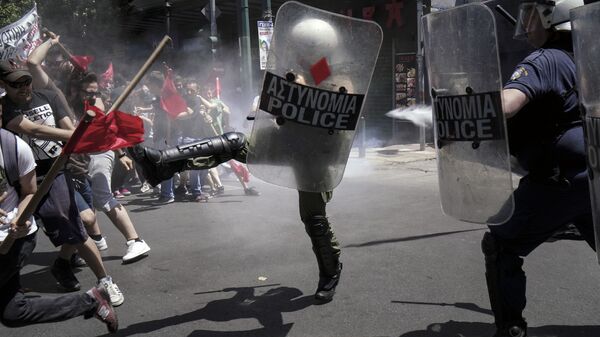 اشتباكات بين ضباط الشرطة وأعضاء الإضراب الوطني الذين خرجوا احتجاجا على تدهور ظروف المعيشة في أثينا، اليونان - سبوتنيك عربي