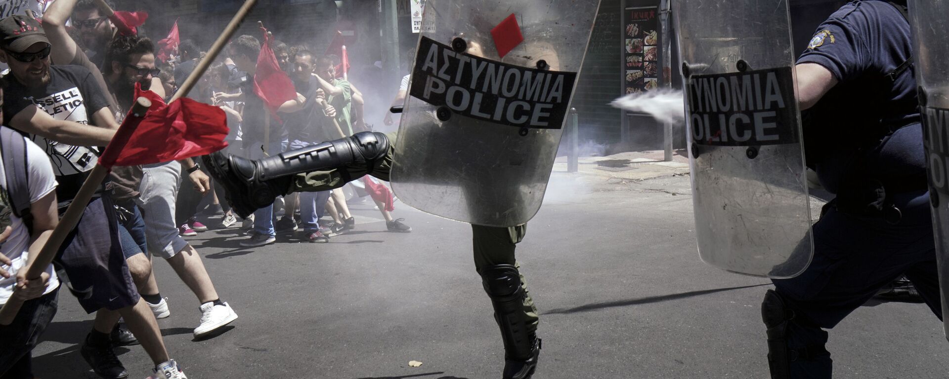 اشتباكات بين ضباط الشرطة وأعضاء الإضراب الوطني الذين خرجوا احتجاجا على تدهور ظروف المعيشة في أثينا، اليونان - سبوتنيك عربي, 1920, 30.09.2022