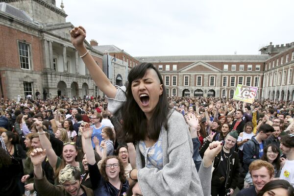 المشاركون في حملة نعم يحتفلون بالنتيجة الرسمية لاستفتاء الإجهاض الأيرلندي في قلعة دبلن، والذي أظهر نتيجة ساحقة لصالح إلغاء الحظر الدستوري على الإجهاض، أيرلندا 26 مايو/ أيار 2018 - سبوتنيك عربي