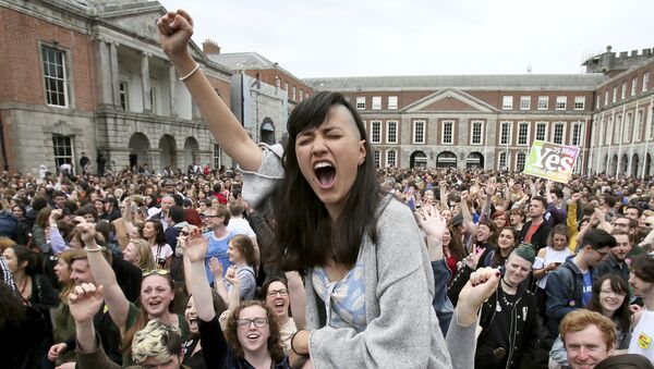 المشاركون في حملة نعم يحتفلون بالنتيجة الرسمية لاستفتاء الإجهاض الأيرلندي في قلعة دبلن، والذي أظهر نتيجة ساحقة لصالح إلغاء الحظر الدستوري على الإجهاض، أيرلندا 26 مايو/ أيار 2018  - سبوتنيك عربي