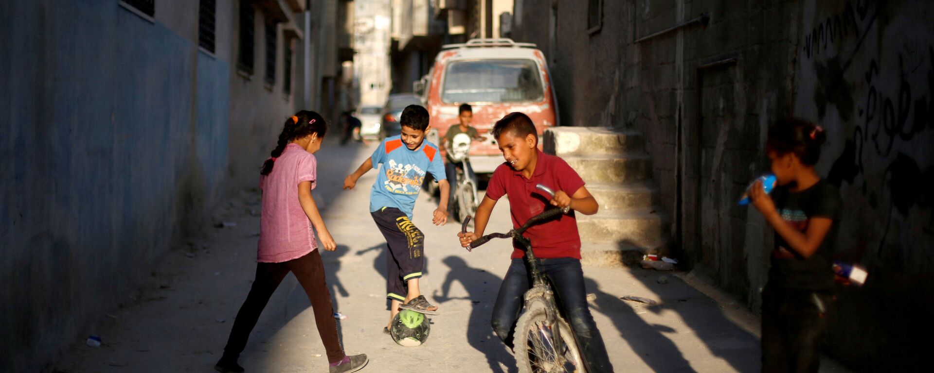 أطفال فلسطينيون يلعبون الكرة في أحد شوارع مخيم البقعة بالقرب من عمان، الأردن 29 مايو/ أيار 2018 - سبوتنيك عربي, 1920, 11.06.2020