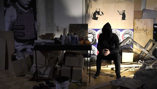 معرض لأعمال لفنان الغرافيتي الإنجليزي بانكسي في البيت المركزي للفنانين بموسكو - سبوتنيك عربي