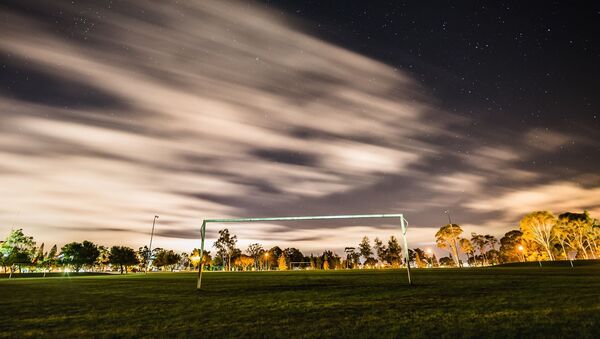 مرمى كرة القدم على خلفية نجوم السماء - سبوتنيك عربي