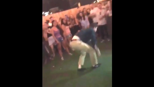 عميل مكتب التحقيقات الفدرالية يطلق النار أثناء أداءه رقصة - سبوتنيك عربي