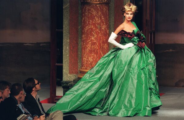عارضة الأزياء ليندا يفانغيليستا ترتدي زيا من تصميم المصممة البريطانية فيفيان ويستوود في باريس، 16 أكتوبر/ تشرين الأول 1995 - سبوتنيك عربي
