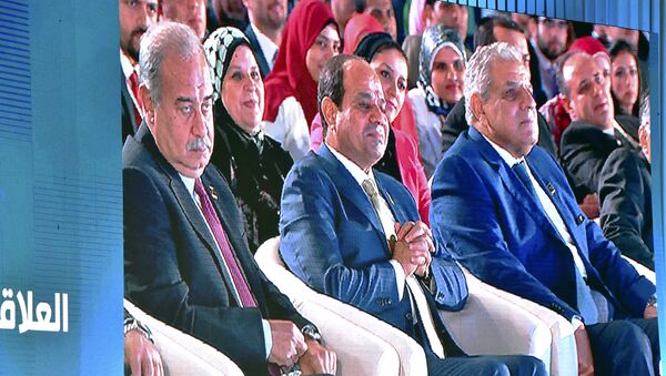 شريف إسماعيل يجلس بجوار الرئيس المصري عبد الفتاح السيسي - سبوتنيك عربي
