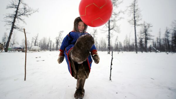 أطفال رعاة حيوان الرنة يلعبون الكرة في منطقة يامال-نينيتس الروسية - سبوتنيك عربي