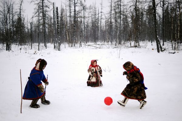 أطفال يلعبون كرة القدم على الثلج في منطقة يامالو-نينيتس الروسية - سبوتنيك عربي