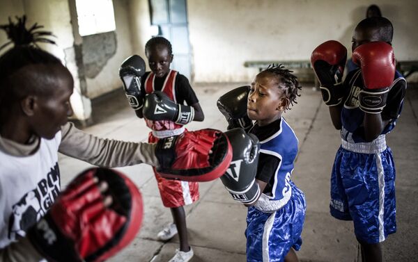 مدرسة للملاكمة للفتيات في كينيا، للمصور لويس تاتو من إسبانيا - سبوتنيك عربي