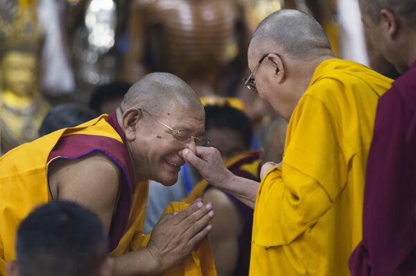 الزعيم الروحي للتبت دالاي لاما يمسك أحد الرهبان من أنفه لدى وصوله لإجراء محادثة مع شباب التبت في دهارمسالا، الهند 7 يونيو/ حزيران 2018 - سبوتنيك عربي