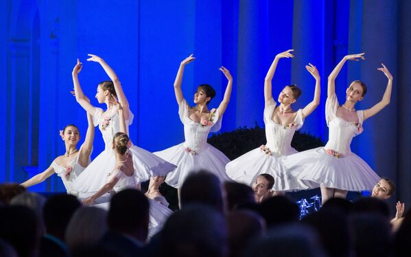 عرض لراقصي الباليه في مهرجان فيليكوي روسكوي سلوفو (الكلمة الروسية العظيمة) الدولي الـ 22 في القرم - سبوتنيك عربي