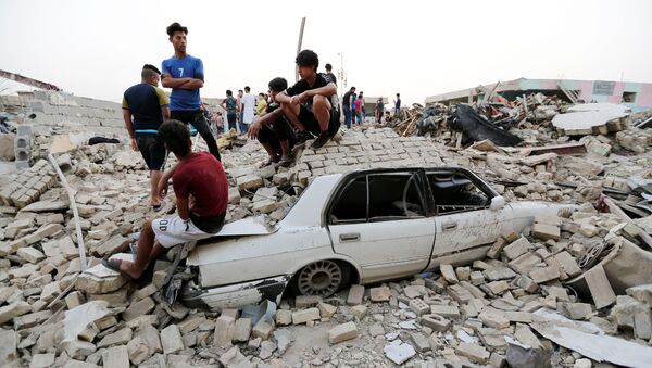 عراقيون يجتمعون في موقع الانفجار بحي مدينة الصدر، العراق 7 يونيو/ حزيران 2018 - سبوتنيك عربي