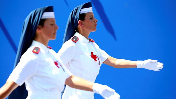 ممرضات في الصليب الأحمر الإيطالي خلال العرض العسكري بمناسبة يوم تأسيس الجمهورية في روما، إيطاليا 2 يونيو/ حزيران 2018 - سبوتنيك عربي