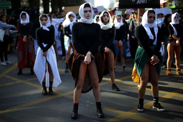 مشاركون في مسيرة تطالب بإنهاء التمييز الجنسي والعنف ضد المرأة في سانتياغو، تشيلي 6 يونيو/ حزيران 2018 - سبوتنيك عربي