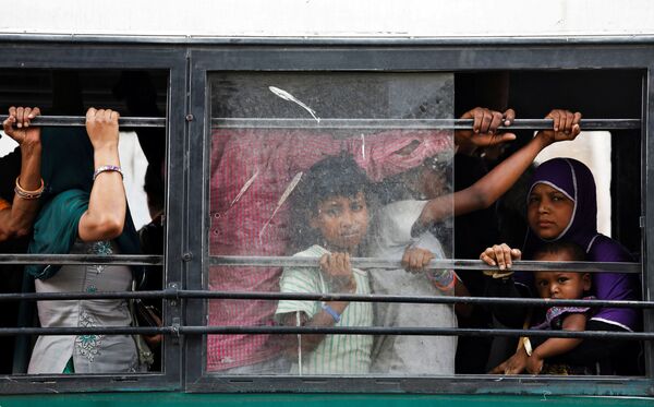 الناس ينظرون من حافلة ركاب في نيودلهي، الهند 5 يونيو/ حزيران 2018 - سبوتنيك عربي