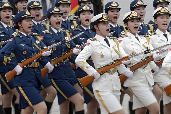 الحرس النسائي أثناء مراسم استقبال وتحية لرئيس قيرغيزستان سورونباي جينبيكوف في بكين، الصين - سبوتنيك عربي