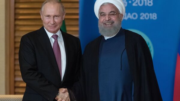 الرئيس الروسي فلاديمير بوتين ونظيره الإيراني حسن روحاني في قمة شنغهاي للتعاون (9 يونيو/حزيران 2018) - سبوتنيك عربي