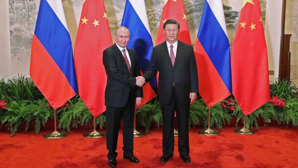 الرئيس الروسي فلاديمير بوتين والرئيس الصيني شى جين بينغ خلال اللقاء في بكين، الصين - سبوتنيك عربي