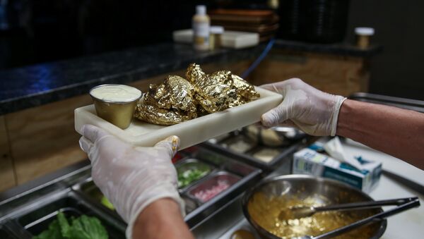 في مطعم Ainsworth بمدينة نيويورك تُقدّم أجنحة الدجاج الذهبية - سبوتنيك عربي