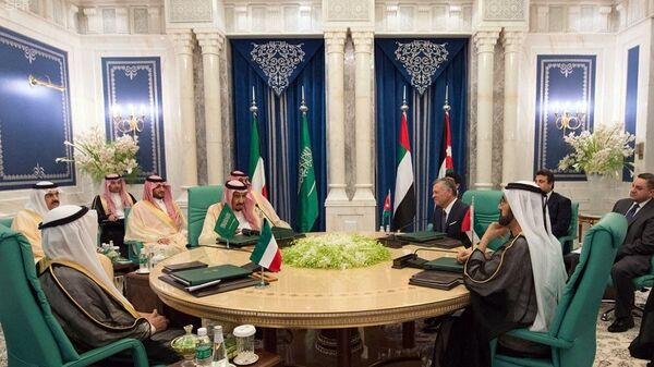 الملك سلمان وولي العهد مع قادة قمة مكة ينظرون على الكعبة - سبوتنيك عربي