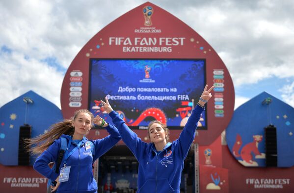 متطوعون خلال انطلاق مهرجان المشجعين لكأس العالم فيفا 2018 في روسيا، في حديقة ماياكوفسكي في يكاترينبورغ - سبوتنيك عربي
