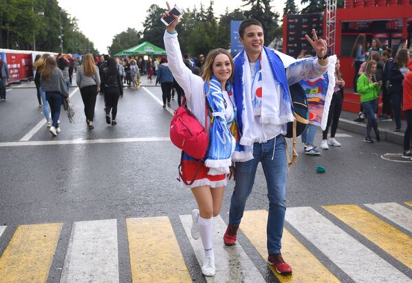المشاركون في مهرجان لمشجعي فيفا لكأس العالم 2018 في فوروبيوفي غوري (تل الدويري) بموسكو - سبوتنيك عربي
