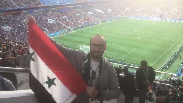 سوري يشجع المنتخب الروسي في المباراة الافتتاحية لكأس العالم روسيا 2018 - سبوتنيك عربي