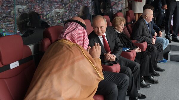 الرئيس الروسي فلاديمير بوتين وولي العهد محمد بن سلمان في مباراة افتتاح بطولة كأس العالم 2018 - سبوتنيك عربي