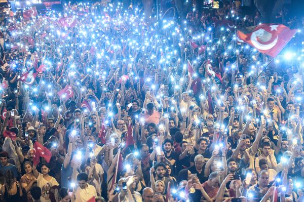 أنصار المرشح لانتخابات الرئاسة التركية من الحزب الجمهوري المعارض التركي محرم إينجه يمسكون بأضواء خلال مسيرة انتخابية في شوارع في إسطنبول في 9 يونيو/ حزيران 2018 - سبوتنيك عربي