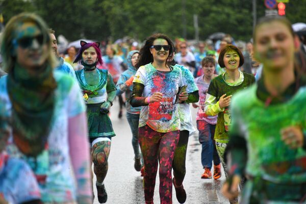 المشاركون في سباق ألوان في القصر الرياضي ميغاسبورت في موسكو - سبوتنيك عربي