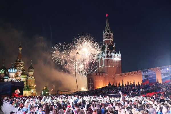 ألعاب نارية بمناسبة عيد يوم روسيا على الساحة الحمراء وسط موسكو - سبوتنيك عربي