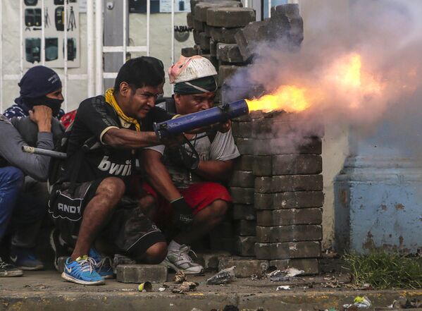 ناشط مناهض للحكومة يطلق قذيفة هاون خلال مواجهات مع شرطة مكافحة الشغب على حاجز في بلدة ماسايا، نيكاراغوا 9 يونيو/ حزيران 2018 - سبوتنيك عربي