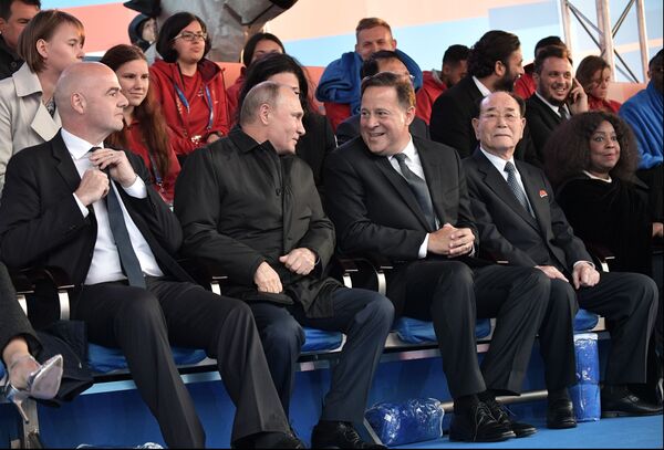 الرئيس فلاديمير بوتين، ورئيس فيفا جاني إنفاتينيو خلال مراسم حفل افتتاح بطولة كأس العالم فيفا روسيا 2018 في ملعب لوجنيكي بموسكو، روسيا 14 يونيو/ حزيران 2018 - سبوتنيك عربي
