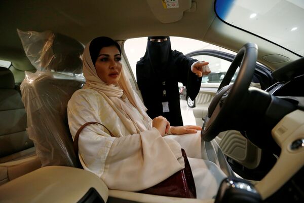 امرأة سعودية، فاطمة آل نصرالله، تتفقد سيارة جديدة في متجر لبيع السيارات في الرياض، السعودية 9 يونيو/ حزيران 2018 - سبوتنيك عربي