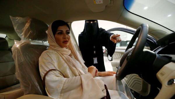 امرأة سعودية، فاطمة آل نصرالله، تتفقد سيارة جديدة في متجر لبيع السيارات في الرياض، السعودية 9 يونيو/ حزيران 2018 - سبوتنيك عربي