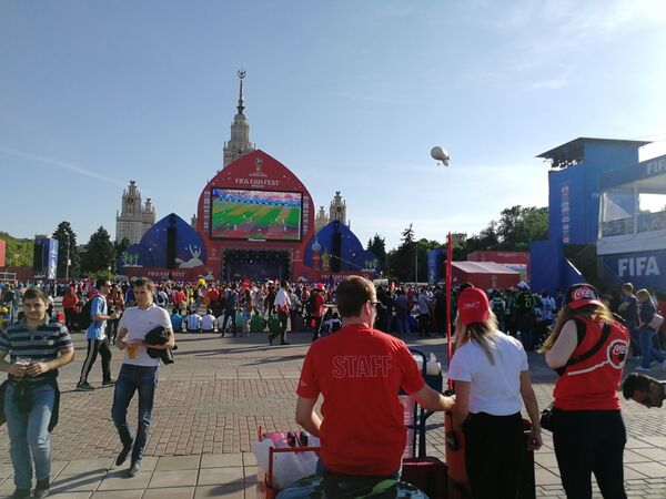 جانب من أجواء متابعة مباريات كأس العالم روسيا 2018 جانب من أجواء متابعة مباريات كأس العالم روسيا 2018 - سبوتنيك عربي
