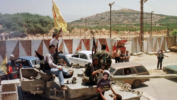 مسلحو حزب الله عند الشريط الحدودي مقابل مستعمرة المطلة في جنوب لبنان - سبوتنيك عربي