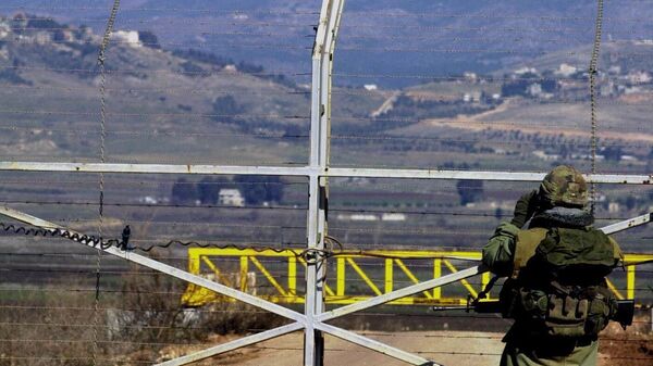 جندي إسرائيلي على الحدود اللبنانية الإسرائيلية في عام 2000 - سبوتنيك عربي