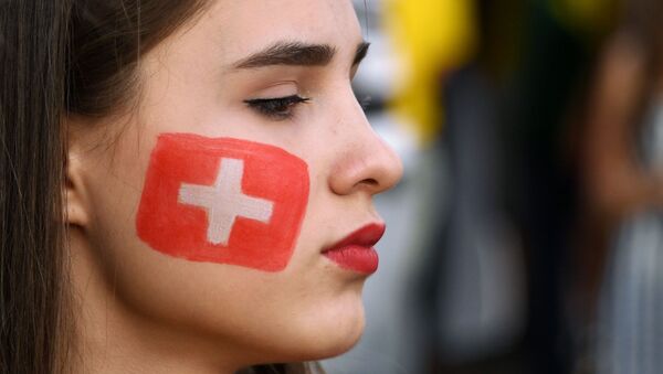 مشجعة سويسرية قبل بدء اللقاء بين البرازيل وسويسرا - سبوتنيك عربي