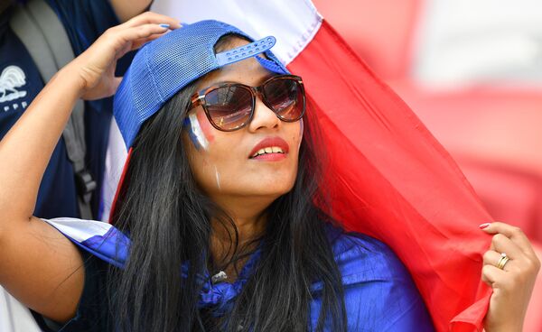 مشجعة فرنسية قبل بدء المباراة التي جمعت فرنسا مع استراليا - سبوتنيك عربي