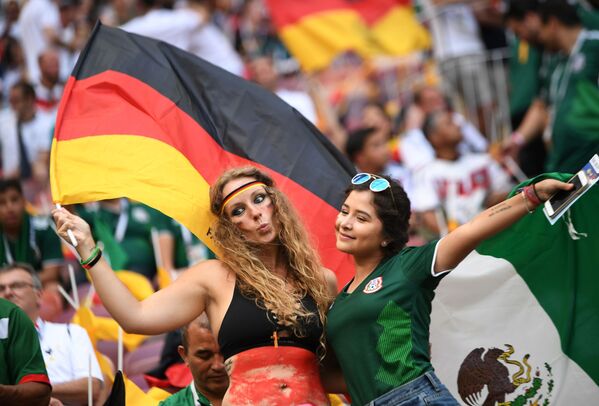 مشجعات من ألمانيا والمكسيك قبل بدء اللقاء الذي جمع بلديهما - سبوتنيك عربي
