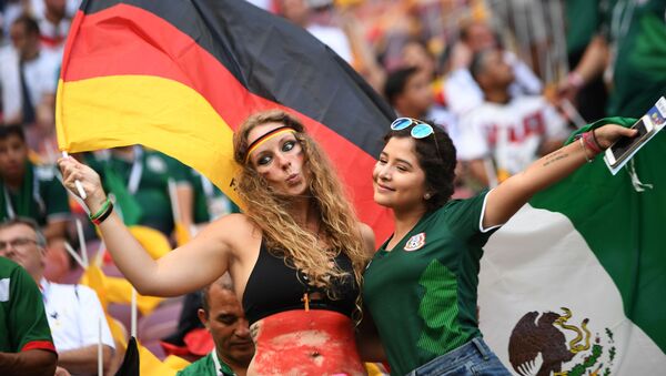 مشجعات من ألمانيا والمكسيك قبل بدء اللقاء الذي جمع بلديهما - سبوتنيك عربي
