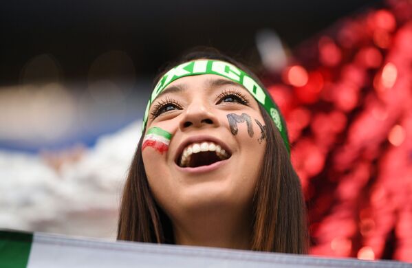 مشجعة للمنتخب المكسيكي  قبل بدء المباراة التي جمعت فريقي ألمانيا والمكسيك - سبوتنيك عربي