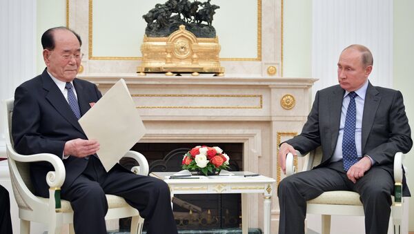 الرئيس الروسي فلاديمير بوتين ورئيس مجلس الشعب الأعلى لكوريا الشمالية كيم يونغ نام - سبوتنيك عربي