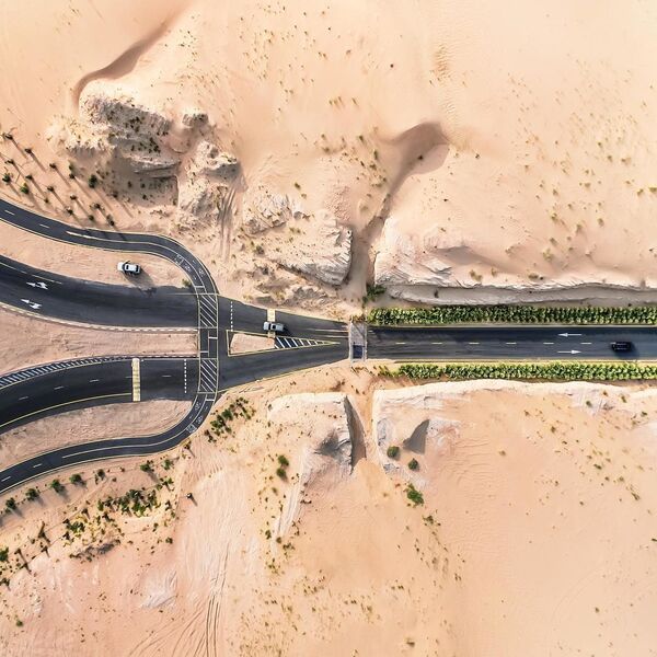 صورة للطرق المغطاة بالرمال في دولة الإمارات العربية المتحدة للمصور إيرينايوس هيروك - سبوتنيك عربي